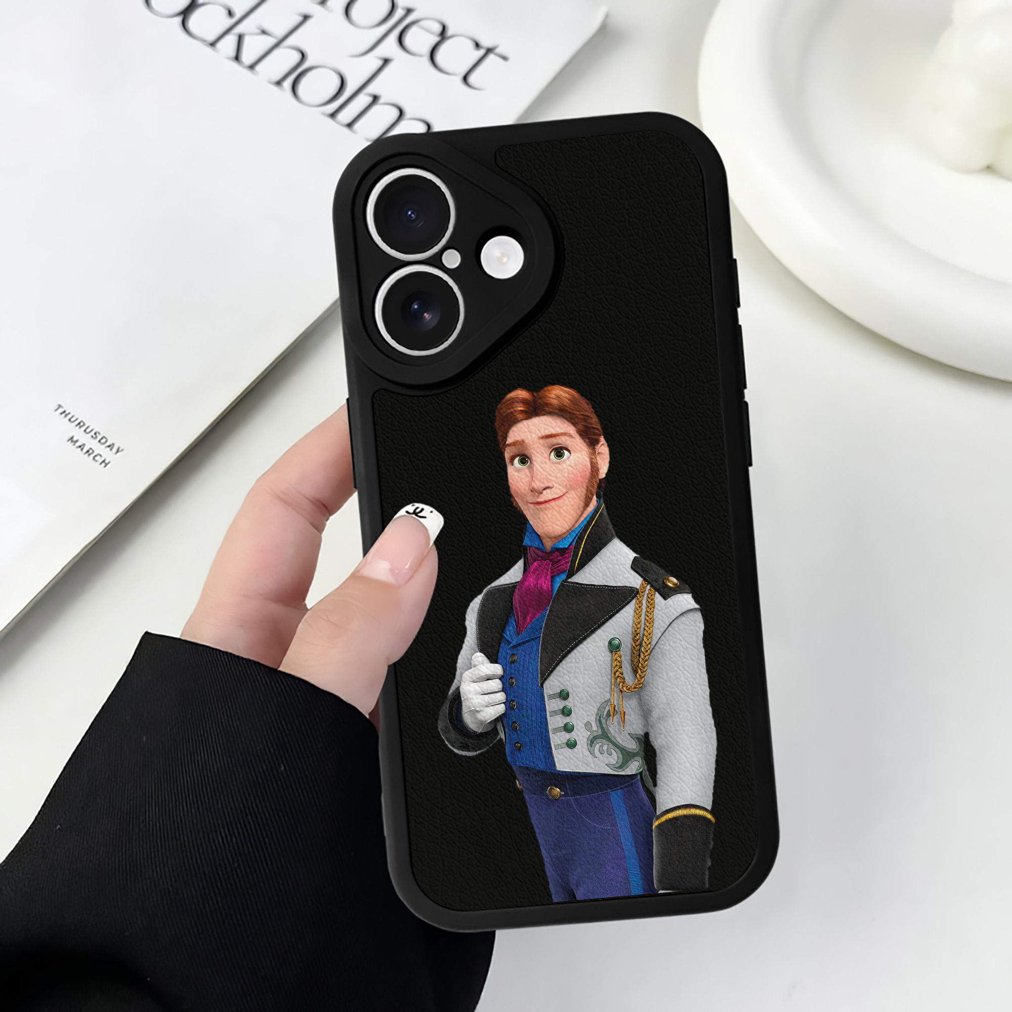 （画像用） アナと雪の女王 アンナ エルサ Frozen Anna Elsa 【iPhone 16シリーズ対応】シリコンスマホケース（レザー調） 材質：シリコン